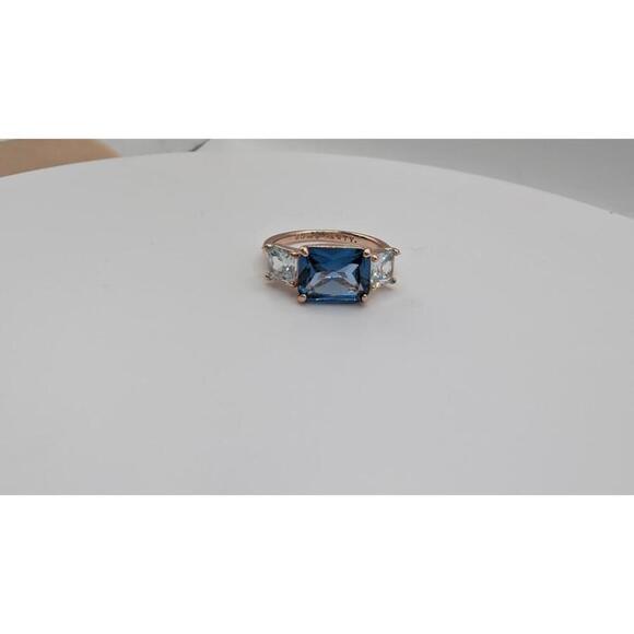 Elegant Blue Gemstone Ring with Side Stones Size 7 - Picture 1 of 9